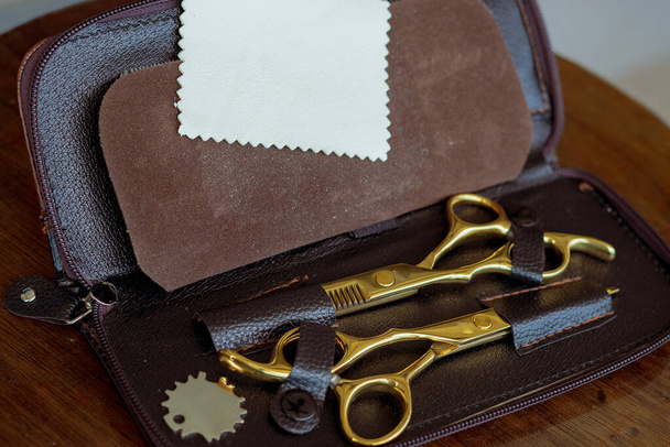Barbeiro cabeleireiro ferramenta definida em saco aberto no fundo de madeira - Foto, Imagem