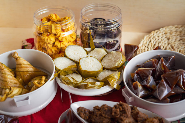 Traditionelles malaiisches Essen und Kekse während Ramadan und Eid Mubarak. Hari Raya Aidilfitri. Ketupat, rendang, lemang, dodol, biskut. - Foto, Bild