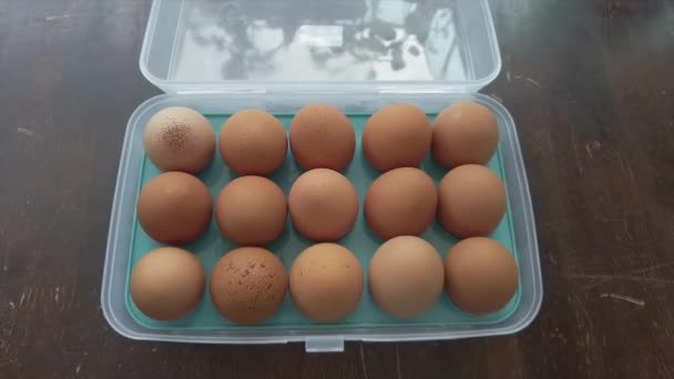 Apri la scatola delle uova uova fresche crude. Rallentatore - Filmati, video