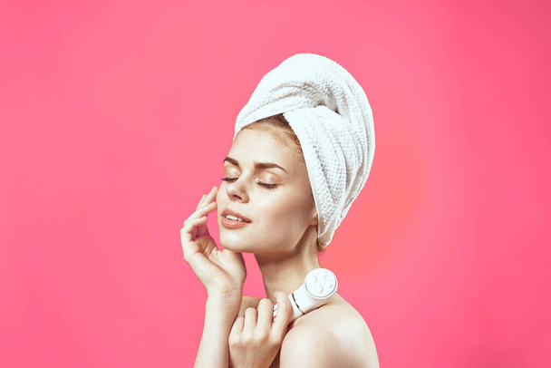 γυναίκα με γυμνούς ώμους και κοσμετολογία καθαρό δέρμα χαλάρωση ροζ φόντο - Φωτογραφία, εικόνα