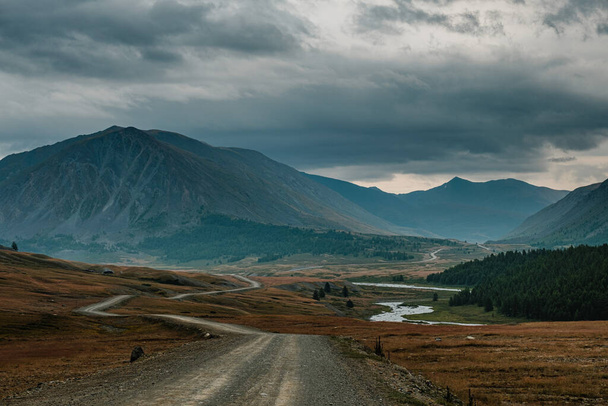 Cesta z obce Kosh-Agach do vesnice Belyashi v Altai. - Fotografie, Obrázek