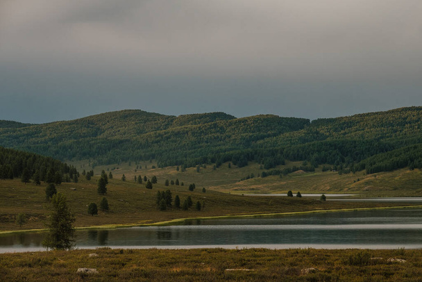 Veduta dei laghi di montagna nella zona di Ulagan della Repubblica dell'Altai. - Foto, immagini