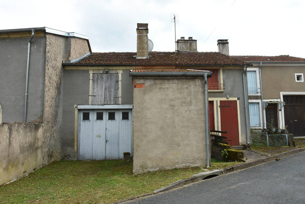 régi parasztházak homlokzatai egy régi francia faluban a Champagne Ardennes-ben  - Fotó, kép