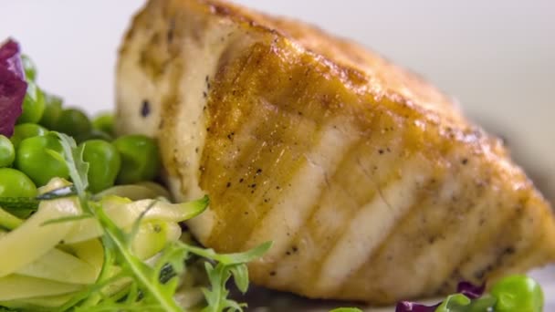 Steak de poisson avec ragoût de courgettes et pois
 - Séquence, vidéo