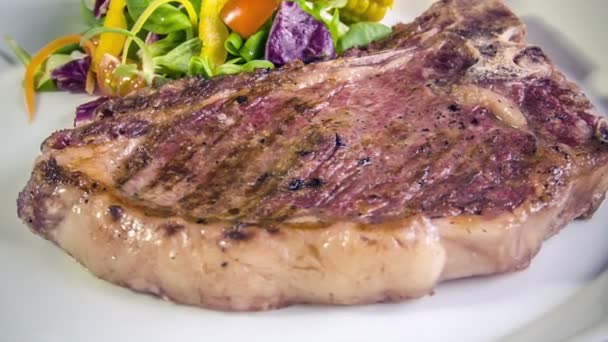 t-bone steak s grilovanou kukuřicí - Záběry, video