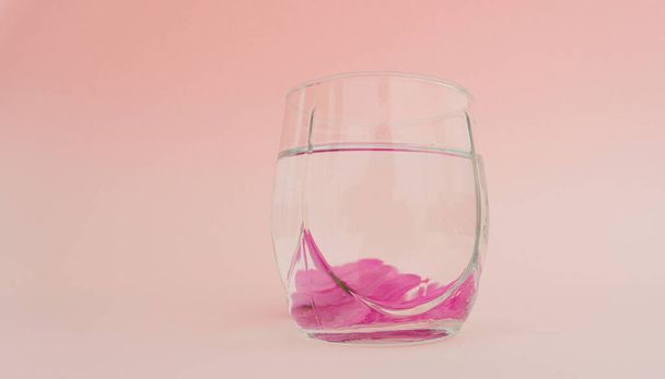 Δημιουργική έννοια του φρέσκου όμορφου λουλουδιού και ποτήρι νερό - Φωτογραφία, εικόνα