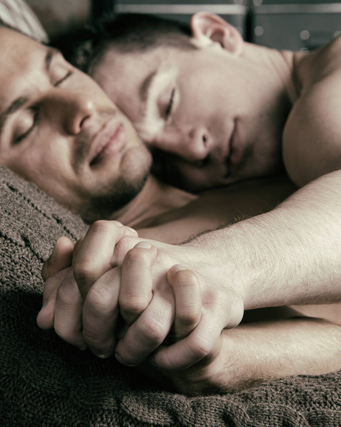 Amor e romance. gay casal são descansando no casa no o cama. - Foto, Imagem