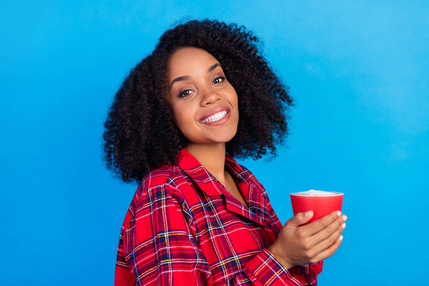 Profil fotó édes Y-generációs hölgy ital kávé kopás piros kockás pizsama elszigetelt kék színű háttér - Fotó, kép