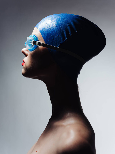 femme bonnets de bain vue de côté close-up sport - Photo, image