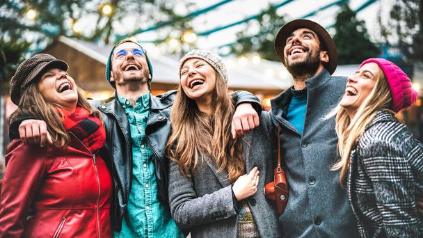 Milenijna grupa przyjaciół spacerująca po centrum Londynu - koncepcja przyjaźni nowego pokolenia na temat wielokulturowych młodych ludzi w zimowych ubraniach modowych bawiących się razem na zewnątrz - Zdjęcie, obraz