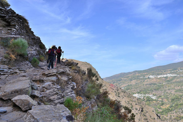 escursionisti che salgono la sciarpa delle Fondales de La Taha in Alpujarra - Foto, immagini
