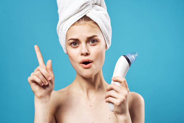 όμορφη γυναίκα με γυμνούς ώμους πετσέτα στο κεφάλι spa θεραπείες μασάζ - Φωτογραφία, εικόνα