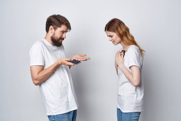 мужчина и женщина ссора ревность телефон связи изолированный фон - Фото, изображение