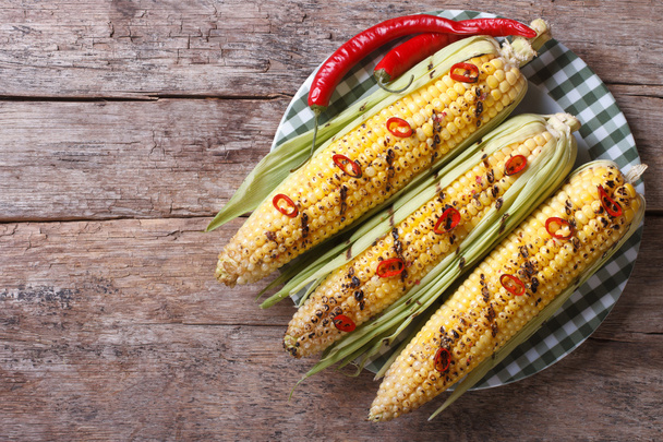 Gegrilde maïs met chili peppers een top bekijken van een horizontale  - Foto, afbeelding