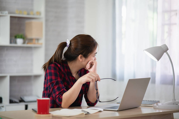mulheres trabalhando trabalhar com laptop seriamente em casa, trabalhar a partir do conceito de casa - Foto, Imagem
