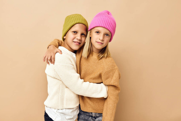 jongen en meisje vriendschap knuffel jeugd grimas emoties geïsoleerde achtergrond - Foto, afbeelding
