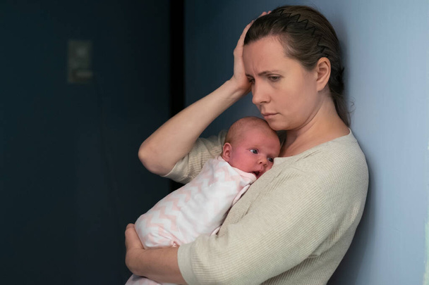 Madre con bebé que sufre de depresión post-natal
 - Foto, imagen