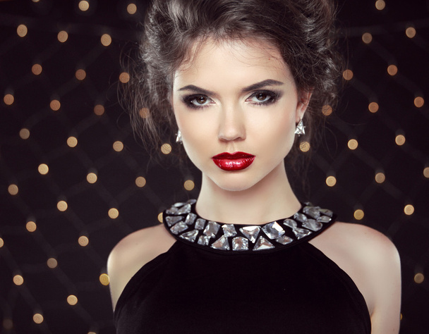 Makeup. Elegant woman. Jewelry and Hairstyle. Attractive lady ov - Foto, imagen