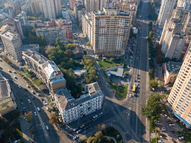 Casas na área de negócios de Kiev. Dia ensolarado de verão. Vista aérea de drones. - Foto, Imagem