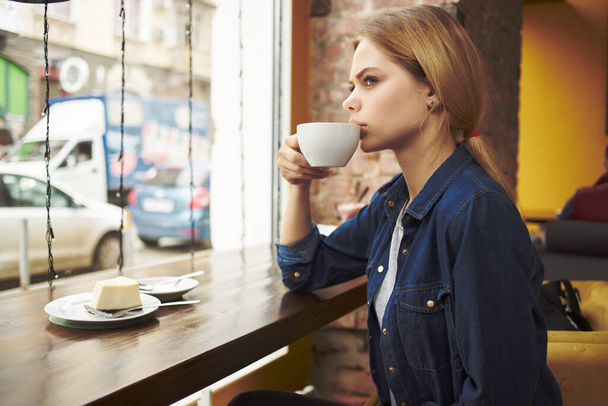 красива жінка чашка кави в кафе відпочинок Стиль життя
 - Фото, зображення