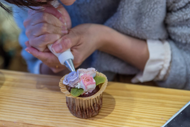 Um pequeno bolo com padrões de flores artesanais - Foto, Imagem