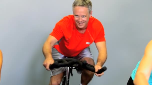 Membros do ginásio em bicicletas de exercício
 - Filmagem, Vídeo