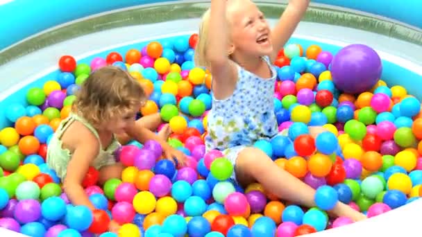 τα κορίτσια που γελούν στην παιδική πισίνα - Πλάνα, βίντεο
