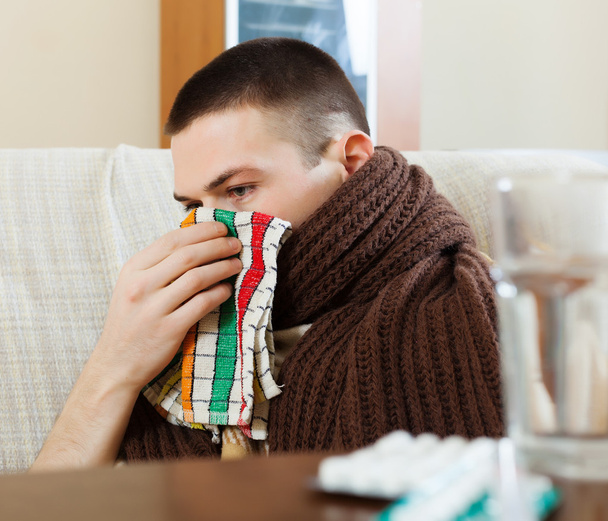 Хвороба чоловіка в шарфі, використовуючи носовичок
 - Фото, зображення