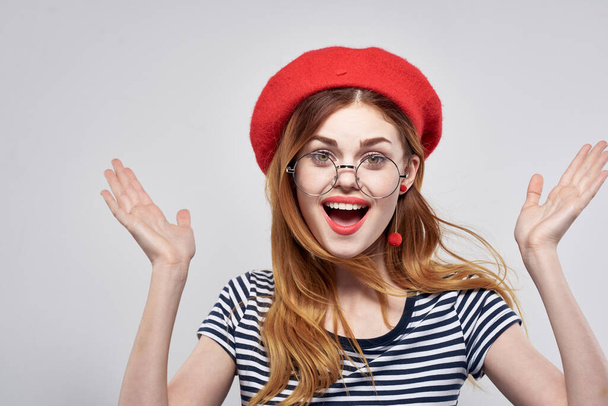 francês no um listrado t-shirt vermelho lábios gesto com seu mãos estilo de vida - Foto, Imagem