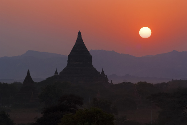 Nascer do sol sobre os pagodes Bagan
 - Foto, Imagem