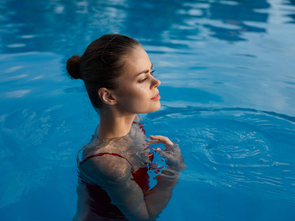 hübsche Frau im Badeanzug im Pool attraktiver Look Freizeit Lifestyle - Foto, Bild