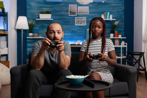 POV de couple interracial jouant à un jeu vidéo sur console - Photo, image