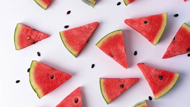 Frische Wassermelone in Scheiben geschnitten auf weißem Hintergrund. - Foto, Bild