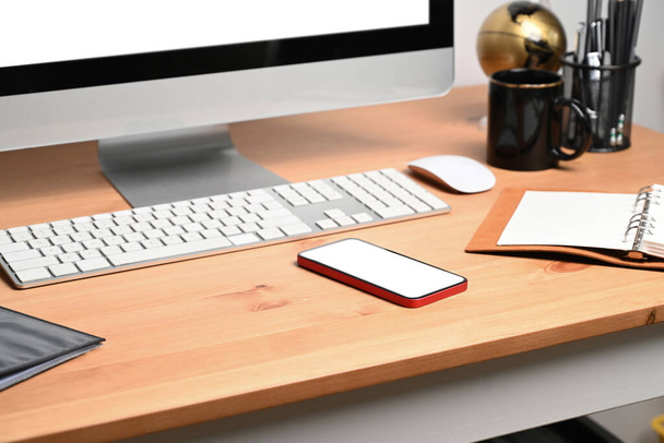 Mock up telefone inteligente com tela vazia na mesa de escritório. - Foto, Imagem