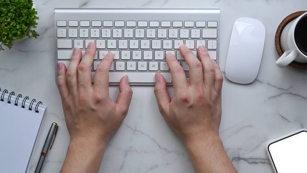 İnsan elleri çalışma alanının üzerinde kablosuz klavyeyle yazı yazıyor.. - Fotoğraf, Görsel