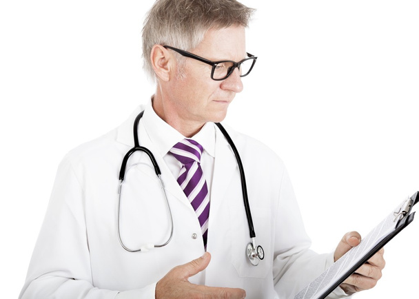 Médico masculino leitura de registros médicos
 - Foto, Imagem