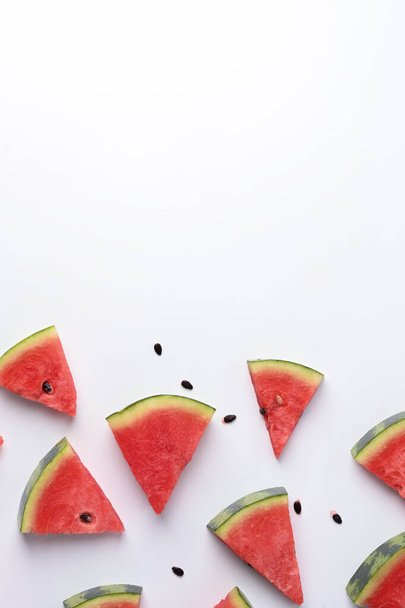 Verse gesneden watermeloen geïsoleerd op witte achtergrond. - Foto, afbeelding