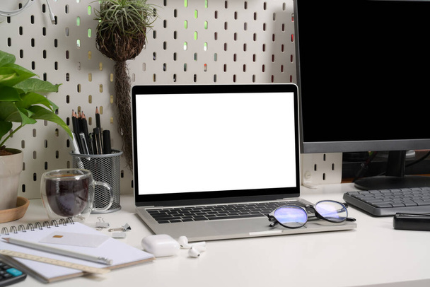 Комп'ютер для ноутбуків, документ чашка кави і кімнатний рослина на білому столі
. - Фото, зображення
