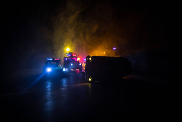 Poliisiauto jahtaa yöllä autoa, jolla on sumutausta. Hätäkeskus. Poliisiauto ajaa ylinopeutta rikospaikalle. Valikoiva painopiste - Valokuva, kuva