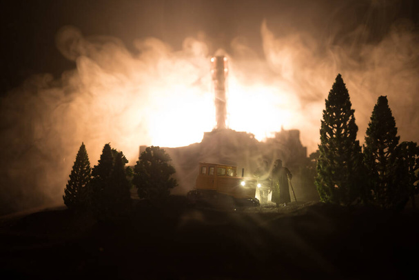 Творче оформлення творів мистецтва. Чорнобильська атомна електростанція вночі. Шар покинутої станції Чорнобиль після вибуху ядерного реактора. Вибіркове зосередження - Фото, зображення