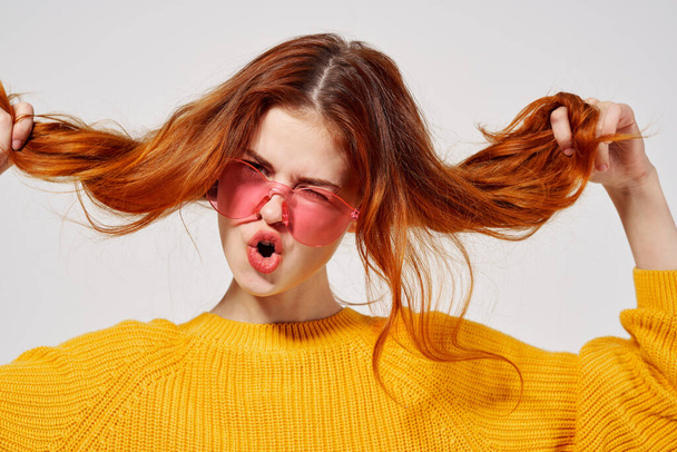 hübsche Frau im gelben Pullover Frisur Mode-Brille - Foto, Bild