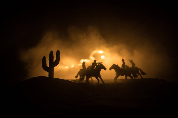 Länsimainen käsite. Battle välillä cowboyt yöllä. Kaksintaistelu kuolemaan asti. Luova taideteos koristelu pehmennetty sumuinen tausta valikoivasti - Valokuva, kuva