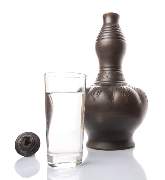 Černá hliněný džbán vody s sklenici vody - Fotografie, Obrázek