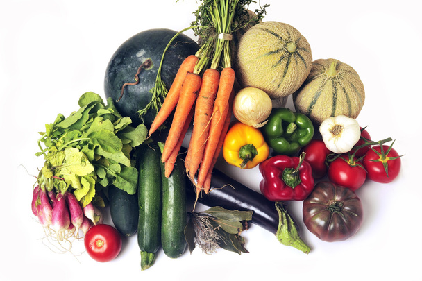 Krates van groenten en fruit op witte achtergrond in studio. - Foto, afbeelding