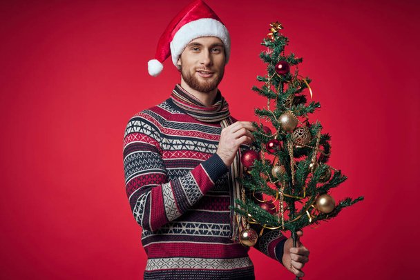 carino uomo in abiti di Natale albero di Natale giocattoli stile di vita - Foto, immagini