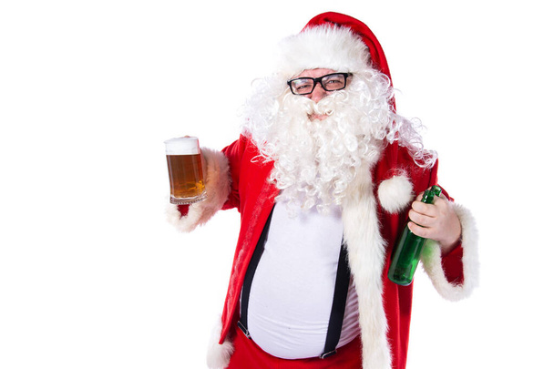 Funny santa claus bebe cerveza. - Foto, Imagen