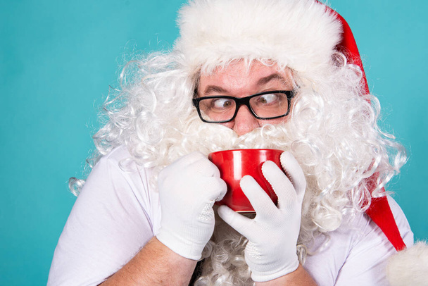 Ο αστείος Άγιος Βασίλης πίνει ζεστό καφέ.. - Φωτογραφία, εικόνα