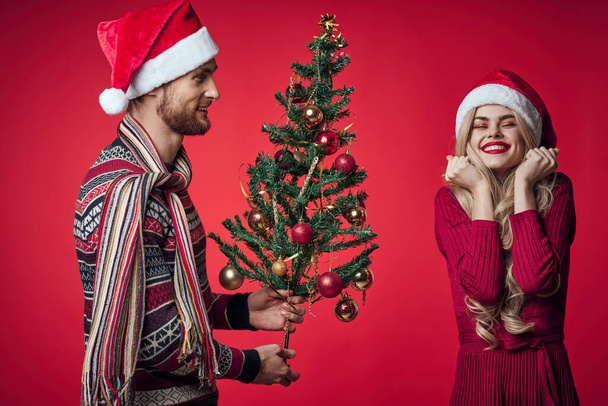 γυναίκα δίπλα στον άνδρα οικογενειακό πορτρέτο χριστουγεννιάτικο δέντρο διακόσμηση διακοπές - Φωτογραφία, εικόνα