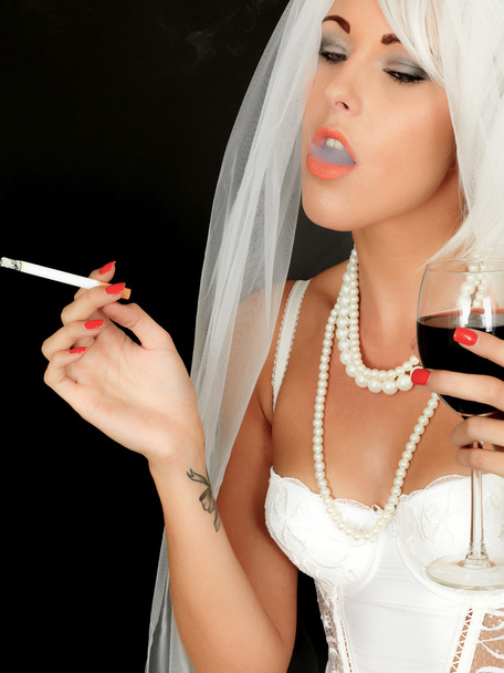 Jovem noiva bebendo e fumando
 - Foto, Imagem