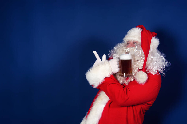 Lustiger Weihnachtsmann trinkt Bier. - Foto, Bild